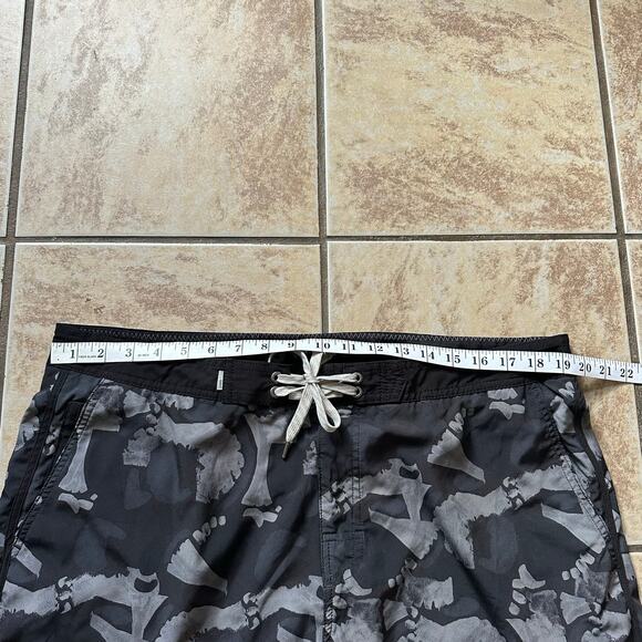 Vuori Cruise Boardshort Black Abstract Men’s Size 38 Unlined 7 1/2 Inseam - Picture 6 of 12